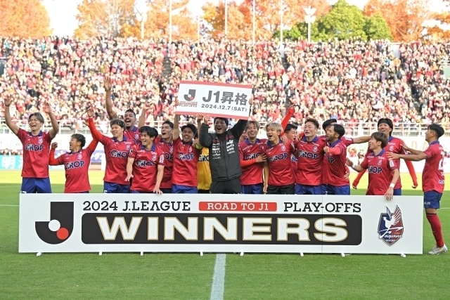 プレーオフ決勝で快勝し、初のJ１昇格を果たした岡山。写真：金子拓弥（サッカーダイジェスト写真部）