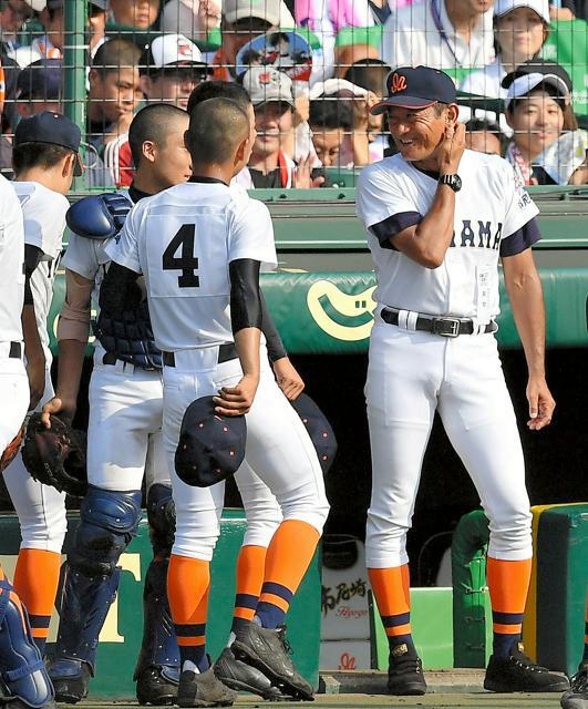 市尼崎の監督として第98回全国選手権に出場した竹本修さん（右）=2016年8月