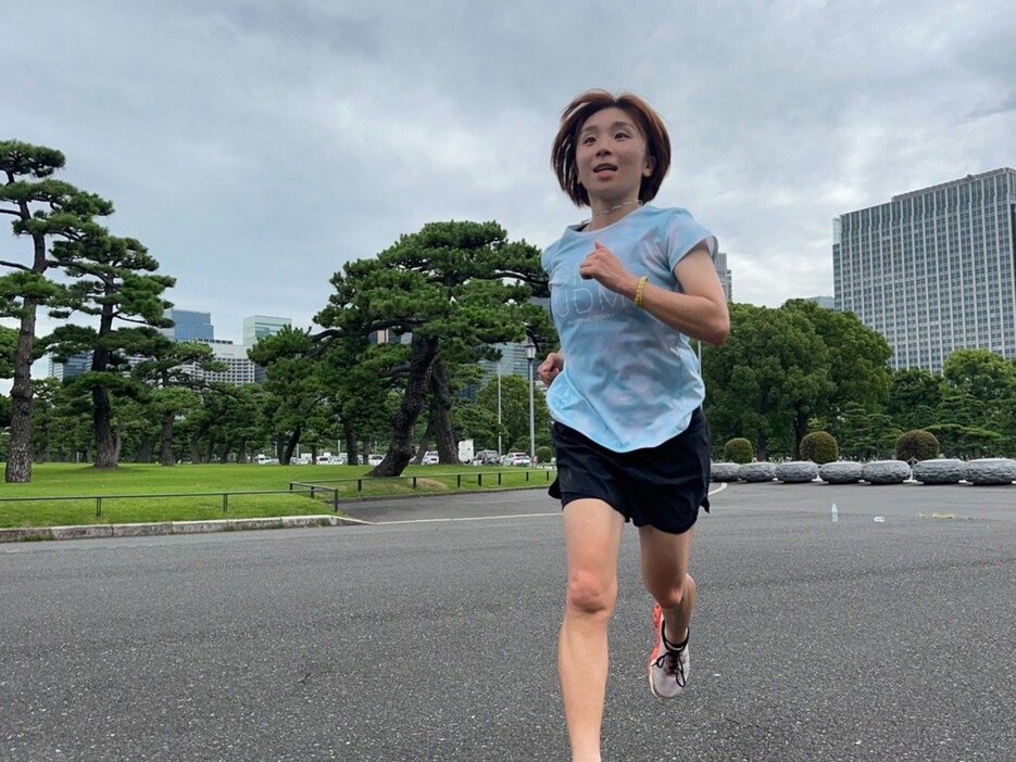 皇居ラン中の高橋成美。ぴょんぴょん跳ねるように走る様子が楽しそうすぎる。「キツイのが好きなんです」 photograph by Narumi Takahashi