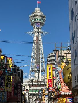 ［写真］多くの人でにぎわう通天閣と新世界周辺＝4日午後、大阪市浪速区の通天閣で