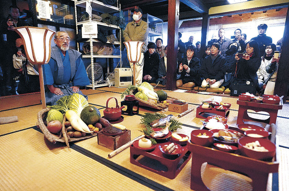 田の神様をもてなす小山館長＝輪島市三井町小泉