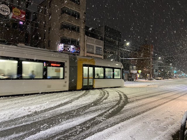 雪が積もった富山市中心部＝２８日午前６時ごろ