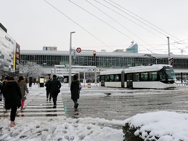 雪が積もった富山駅前＝２８日午前７時５０分ごろ