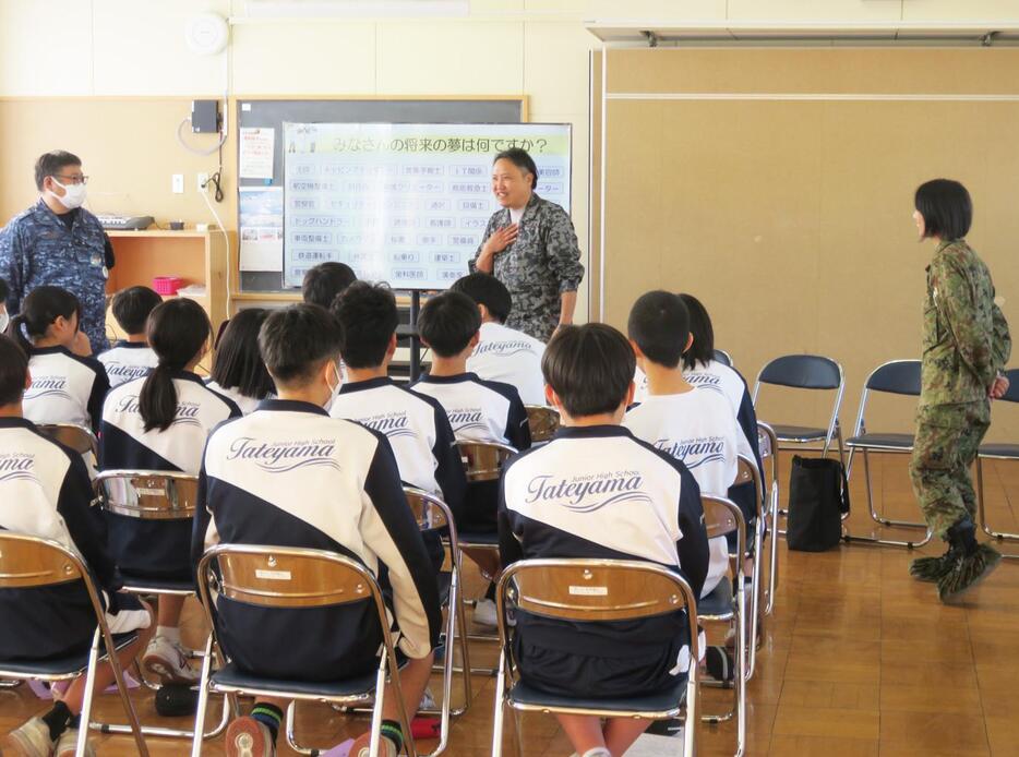 自衛隊員から仕事のやりがいや大変さについて聞く生徒ら＝館山