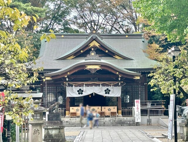 外国から訪日観光中と思しき御一家も布多天神社を参拝中