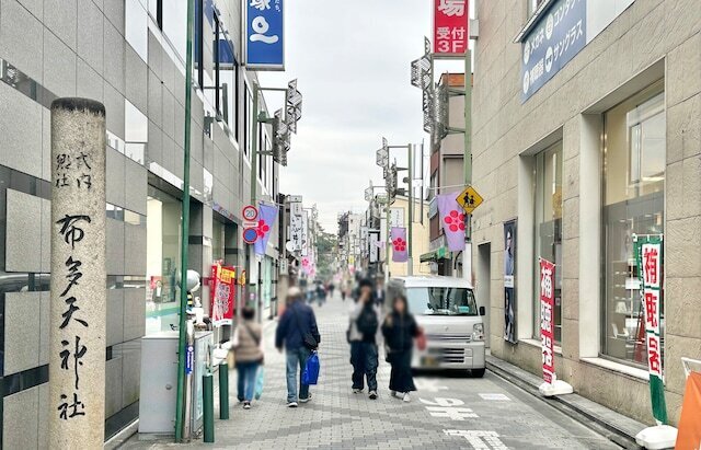 他の商店街と比べて観光地的な整備が進んでいる天神通り商店街