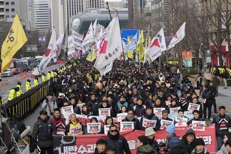 12月12日、韓国・ソウルで尹錫悦大統領の弾劾を要求する市民によるデモの様子（写真：AP/アフロ）