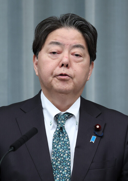 記者会見する林芳正官房長官＝２７日午前、首相官邸