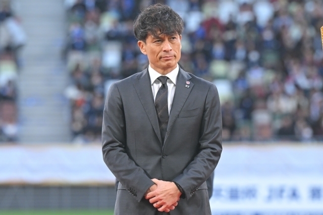 G大阪の後輩である稲本に宮本会長が思いを綴った。写真：金子拓弥（サッカーダイジェスト写真部）