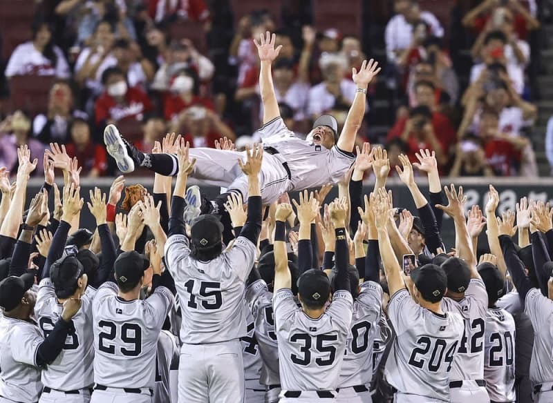 リーグ優勝を決めて胴上げされる巨人・阿部慎之助監督＝２０２４年９月、マツダスタジアム