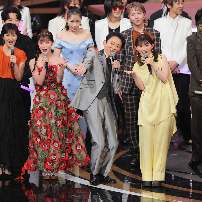 紅白初出場のオープニング。（左から）橋本環奈、有吉弘行、伊藤沙莉（カメラ・小泉　洋樹）