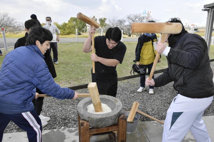 力強くきねを振るう生徒