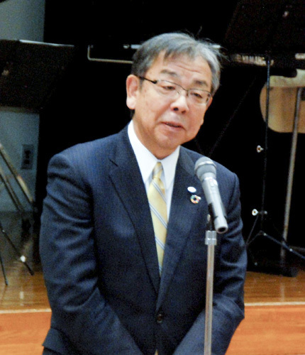 【主催者を代表してあいさつをする櫻井市長＝亀山市東御幸町の市文化会館内中央コミュニティセンターで】