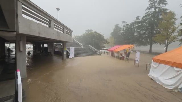 冠水した松山市民会館