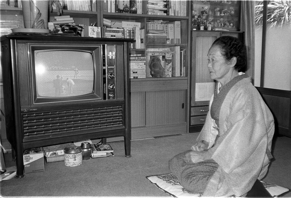 76年11月、佐倉の実家で阪急との日本シリーズをテレビ観戦する母親の千代さん