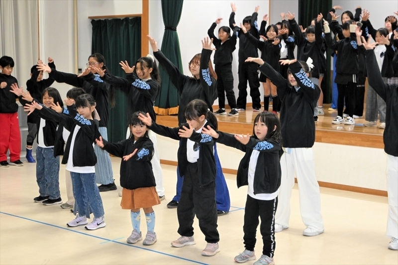 「おどるん♪タムラ」を披露するダンス部メンバー