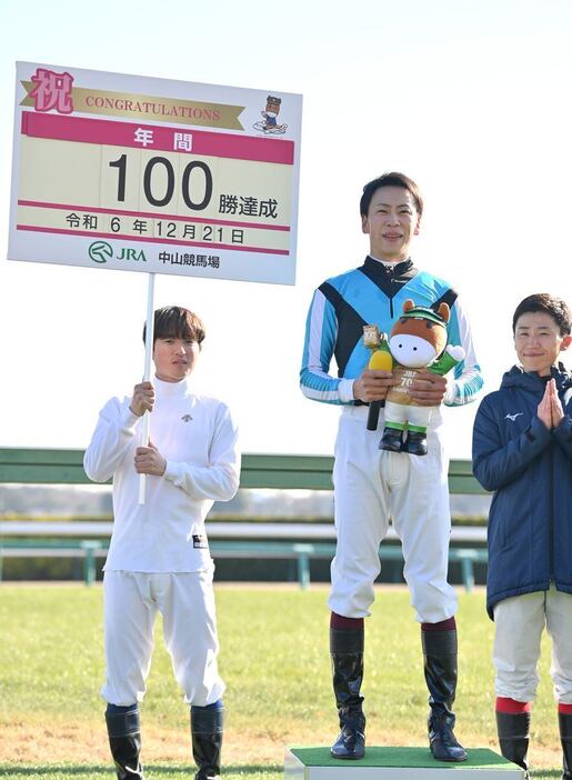 中山1R　トリリオンボーイで勝ち、横山武史騎手はJRA年間100勝を達成＝21日、中山競馬場（撮影・奈良武）