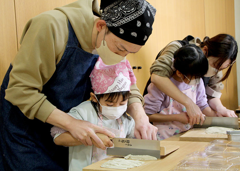 えさし郷土文化館の体験教室で年越しそばを作る家族連れ