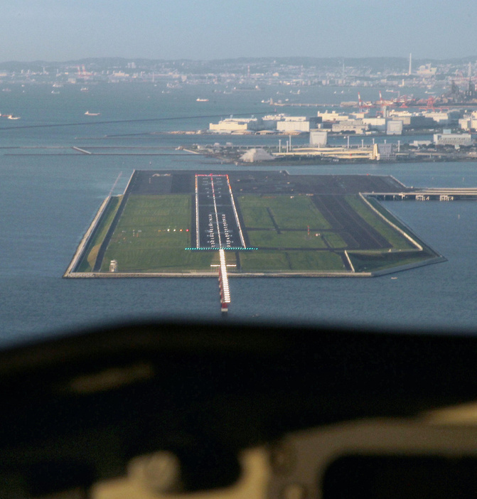 2010年、航空灯火の飛行検査を受ける羽田空港D滑走路（中央）