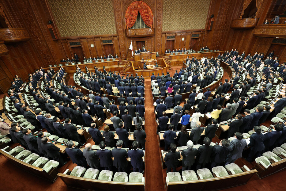 臨時国会会期の３日間延長を議決した衆院本会議＝２０日午後、国会内