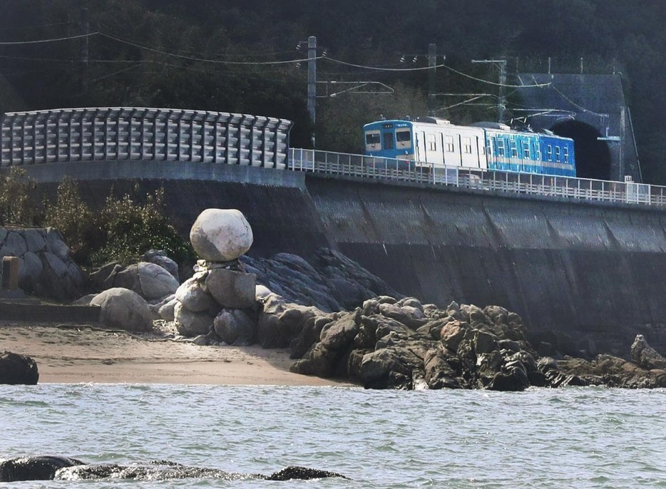 包石のある海岸線を通って電車が唐津へ向かう