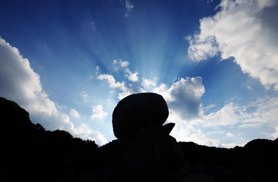 差し込む太陽が、幾筋もの光の帯をつくり出す