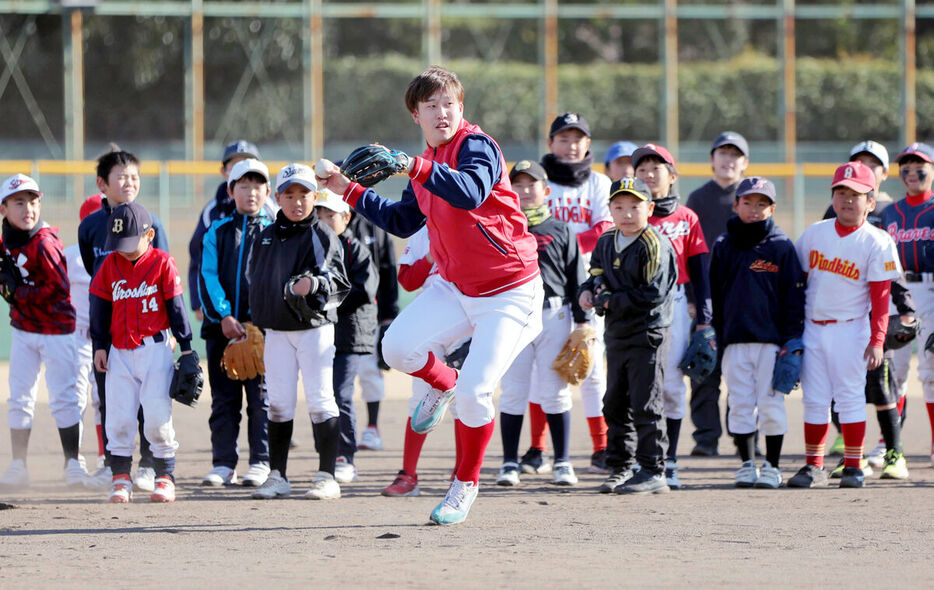 野球教室に参加し、ノックを受ける小園（前方＝カメラ・相川　和寛）