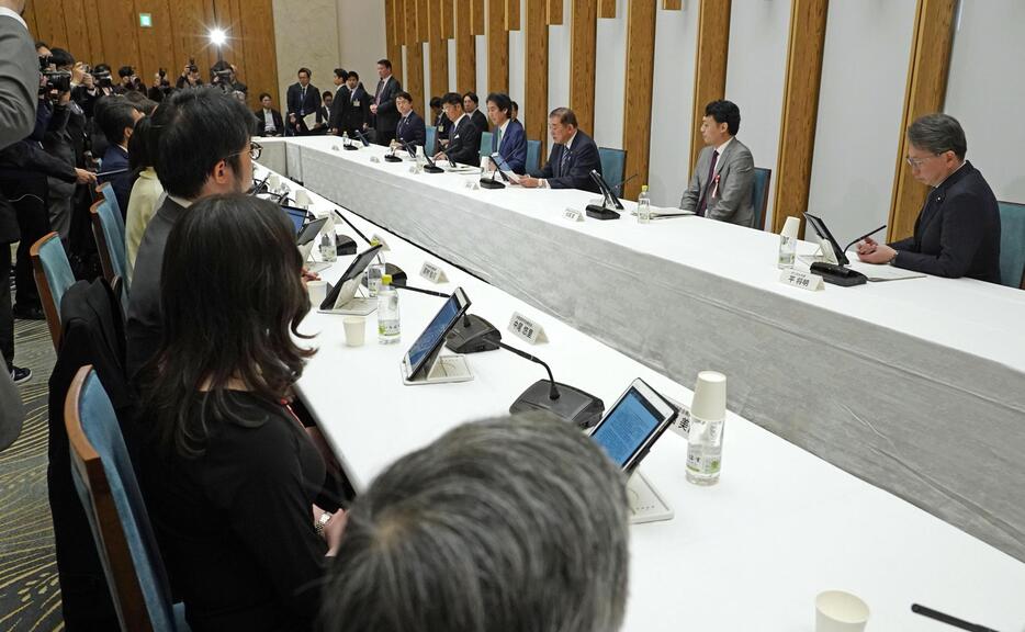 首相官邸で開かれたAI戦略会議＝26日午前