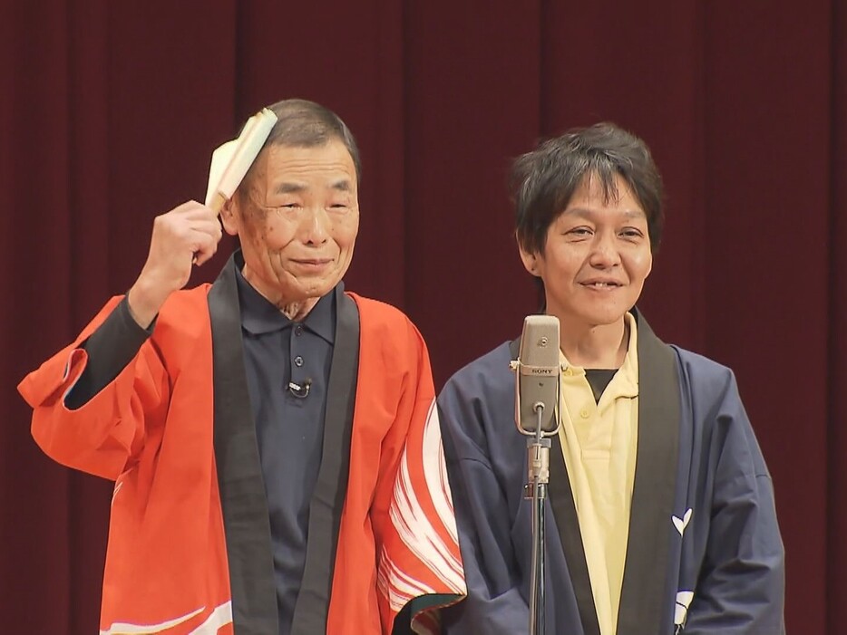 漫才に挑戦した波多野さんと山崎さん 岐阜県山県市