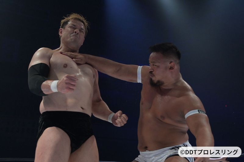 ノアの潮崎豪(左)と戦い、「強さを求めるプロレス」を体現した飯野