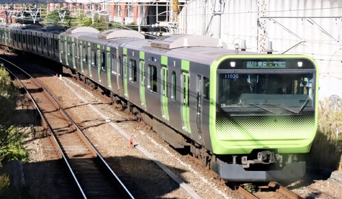 初乗り運賃が値上げされるＪＲ山手線の車両（５日、東京都内で）