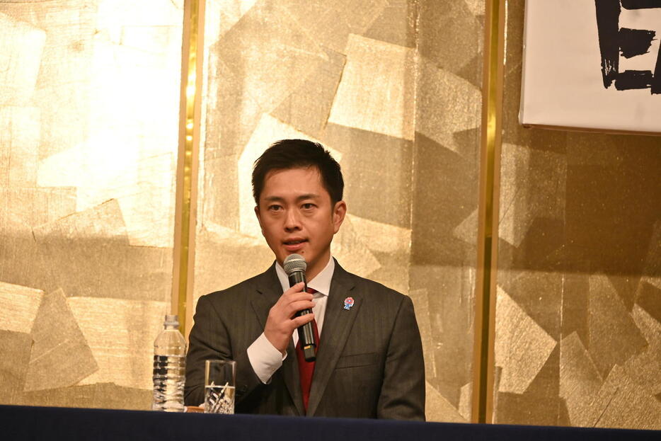 日本維新の会に新代表に選出され、記者会見する吉村洋文氏（撮影・松浦隆司）