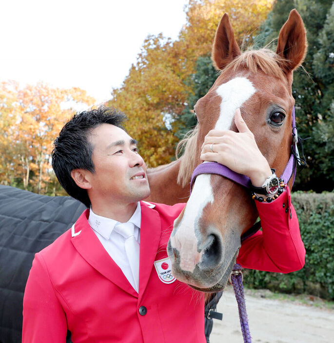 兵庫・三木ホースランドパークで馬術の馬と触れ合う大岩選手。有馬記念予想に初挑戦した