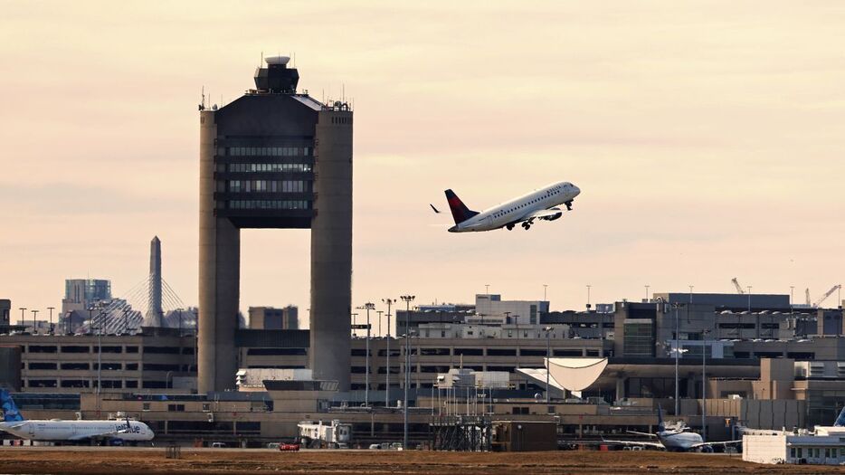 米ボストンにあるローガン国際空港から飛び立つ飛行機＝２０２３年３月