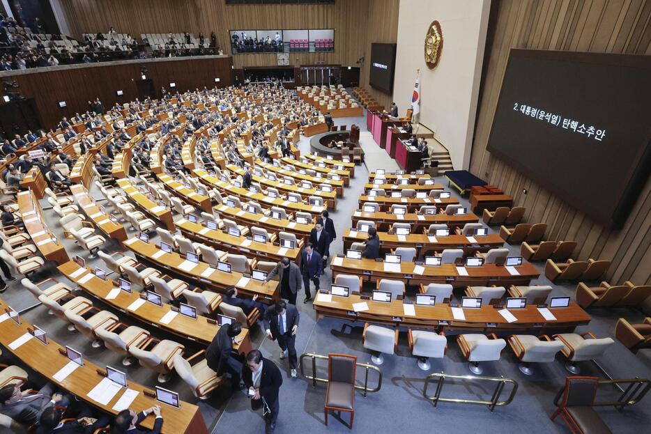 7日、韓国国会で尹錫悦大統領の弾劾訴追案の採決を前に退席する与党「国民の力」の議員ら＝ソウル（聯合＝共同）