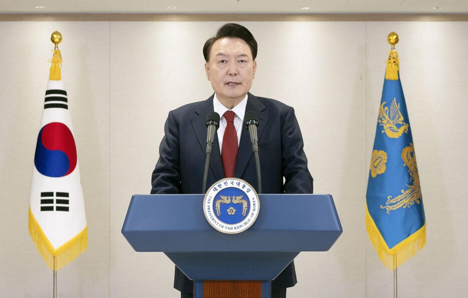 12日、ソウルの韓国大統領府で談話を発表する尹錫悦大統領（大統領府提供・聯合＝共同）