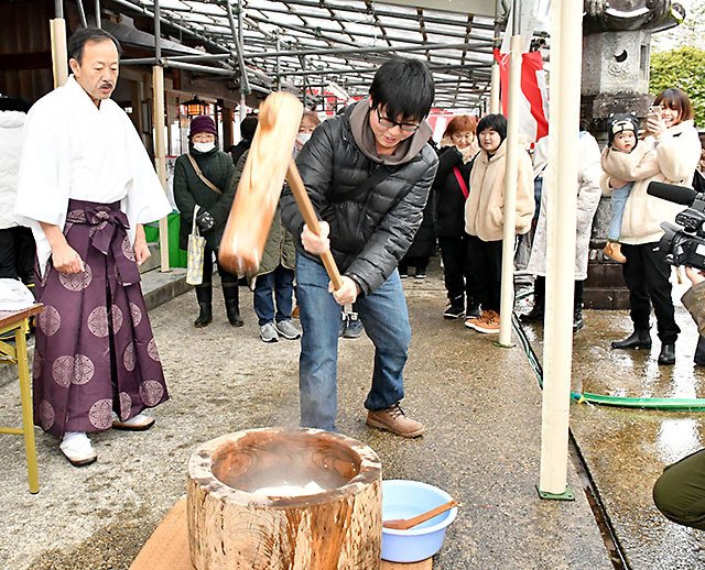 力強くきねを振るう参拝者＝鶴岡市・荘内神社