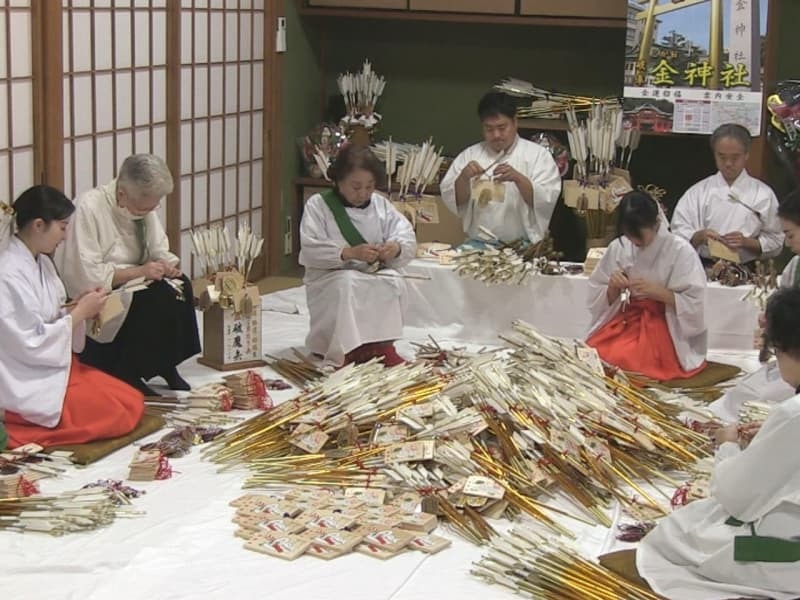 「破魔矢」づくりを行う関係者＝２日、岐阜市、金神社