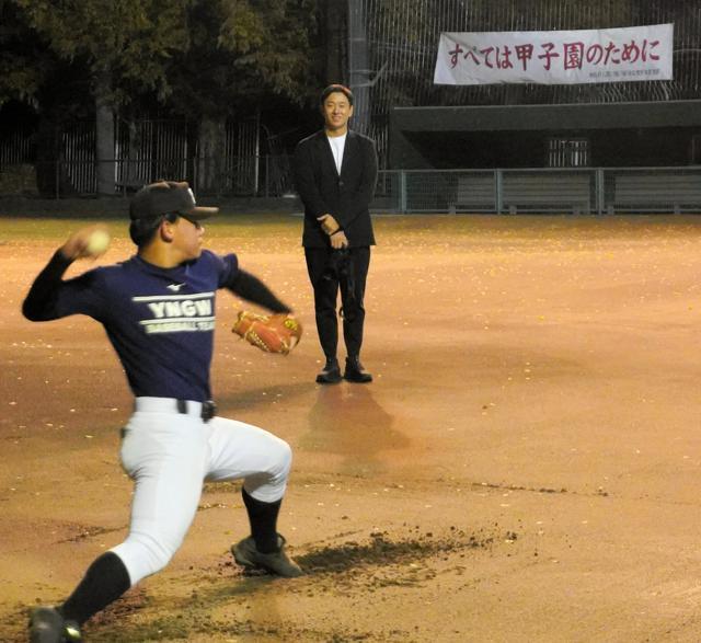 力強い球を投げるゲルハルド選手（手前）。グラウンドには「すべては甲子園のために」のスローガンが=2024年11月27日午後5時51分、福岡県柳川市本城町、平井茂雄撮影