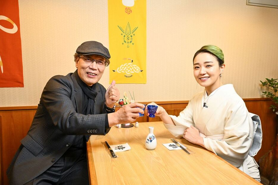 吉田類さん（左）とサシ飲みを楽しむ奈緒（Ｃ）ＢＳ―ＴＢＳ