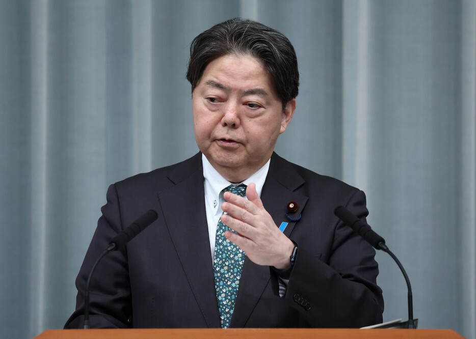 記者会見する林芳正官房長官＝２７日午前、首相官邸