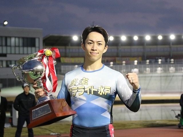 優勝した坂井洋(写真提供:チャリ・ロト)