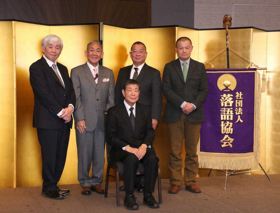 ＜落語協会百年興行会見＞会長の柳家さん喬（中央）を中心写真に納まる（後列左から）柳家喬太郎、林家正蔵、橘家圓太郎、林家彦いち