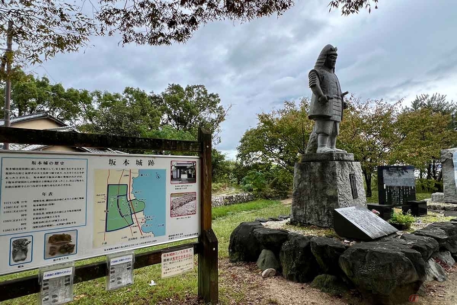 明智光秀の石像が立つ「坂本城址公園」では、歴史や年表などが書かれた解説板などを読むことができる