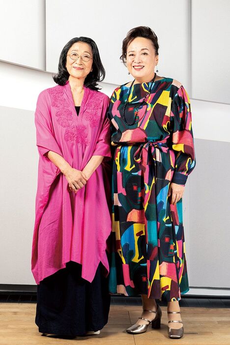 47年のつきあいになるという渡辺えりさん（右）と木野花さん（左）（撮影：本社・武田裕介）