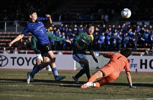 静岡学園―広島国際学院　前半、ゴールを狙う静岡学園・篠塚 （右から2人目）=浦和駒場スタジアム