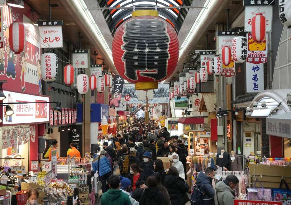 年末年始の買い出しやインバウンドでにぎわう黒門市場＝30日午後、大阪市中央区（南雲都撮影）