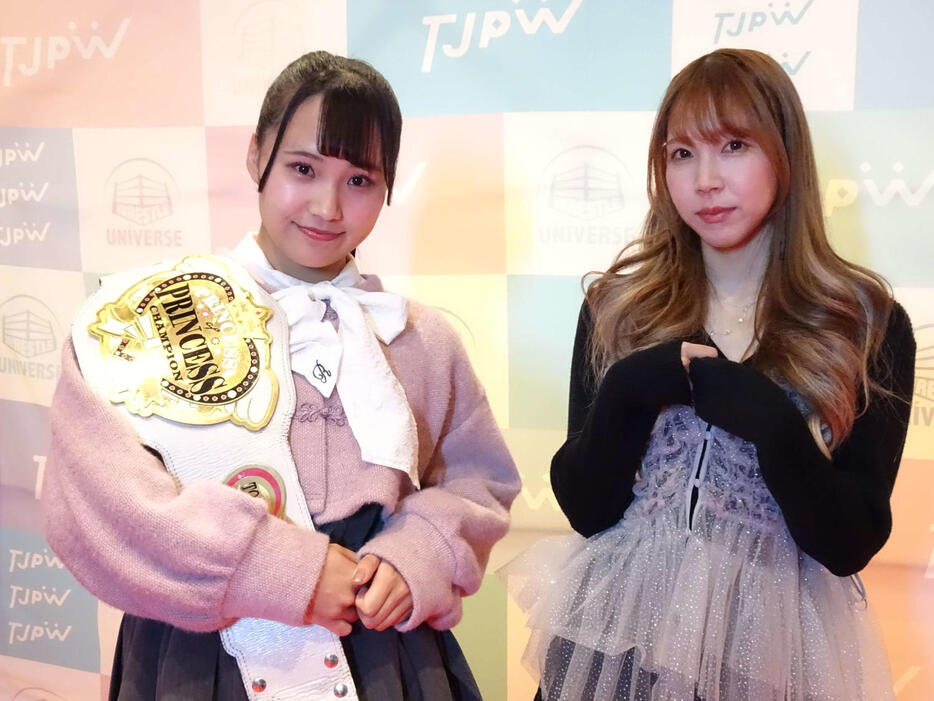 プリプリ王座戦を戦う渡辺未詩（左）と瑞希（C）TJPW