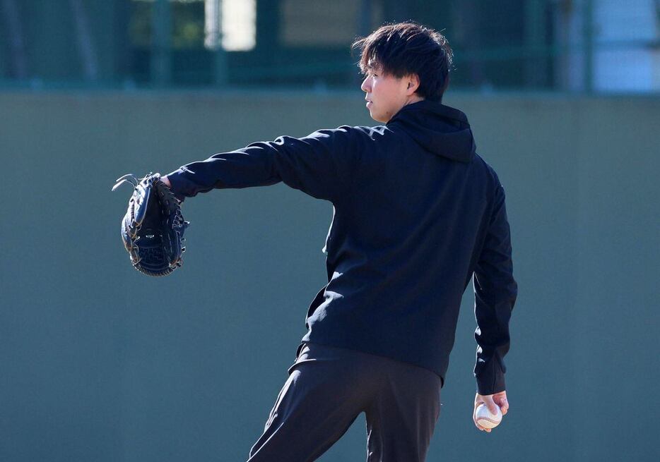 調整のため鳴尾浜を訪れた、DeNAへの移籍が決まった浜地真澄＝鳴尾浜球場（撮影・中島信生）