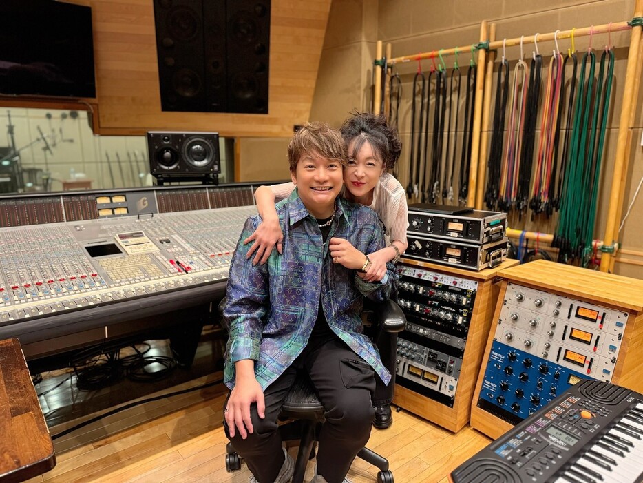 香取慎吾と中森明菜（香取の公式インスタグラムkatorishingo_officialより）